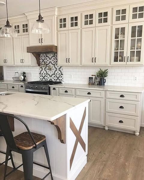 6. Bright Farmhouse Kitchen with Decorative Tile Detail - farmhouse kitchen ideas