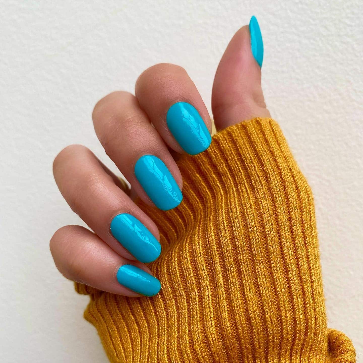 17. Glossy Aqua Blue Oval Nails - aqua blue nail ideas