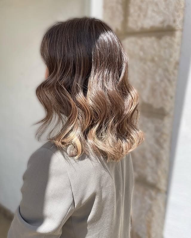 17. Soft Wave Lob with Bronde Melt - Medium-Length Hairstyles