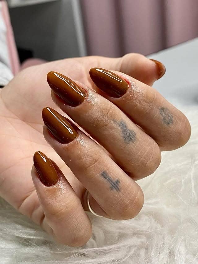 12. Caramel Glazed Almond Nails - brown almond nail ideas