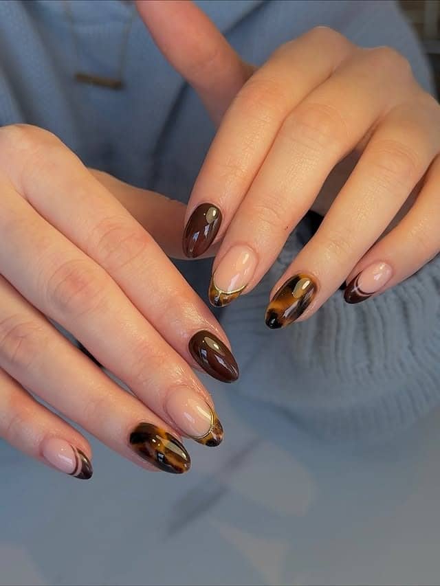 20. Tortoiseshell Brown Almond Nails - brown almond nail ideas