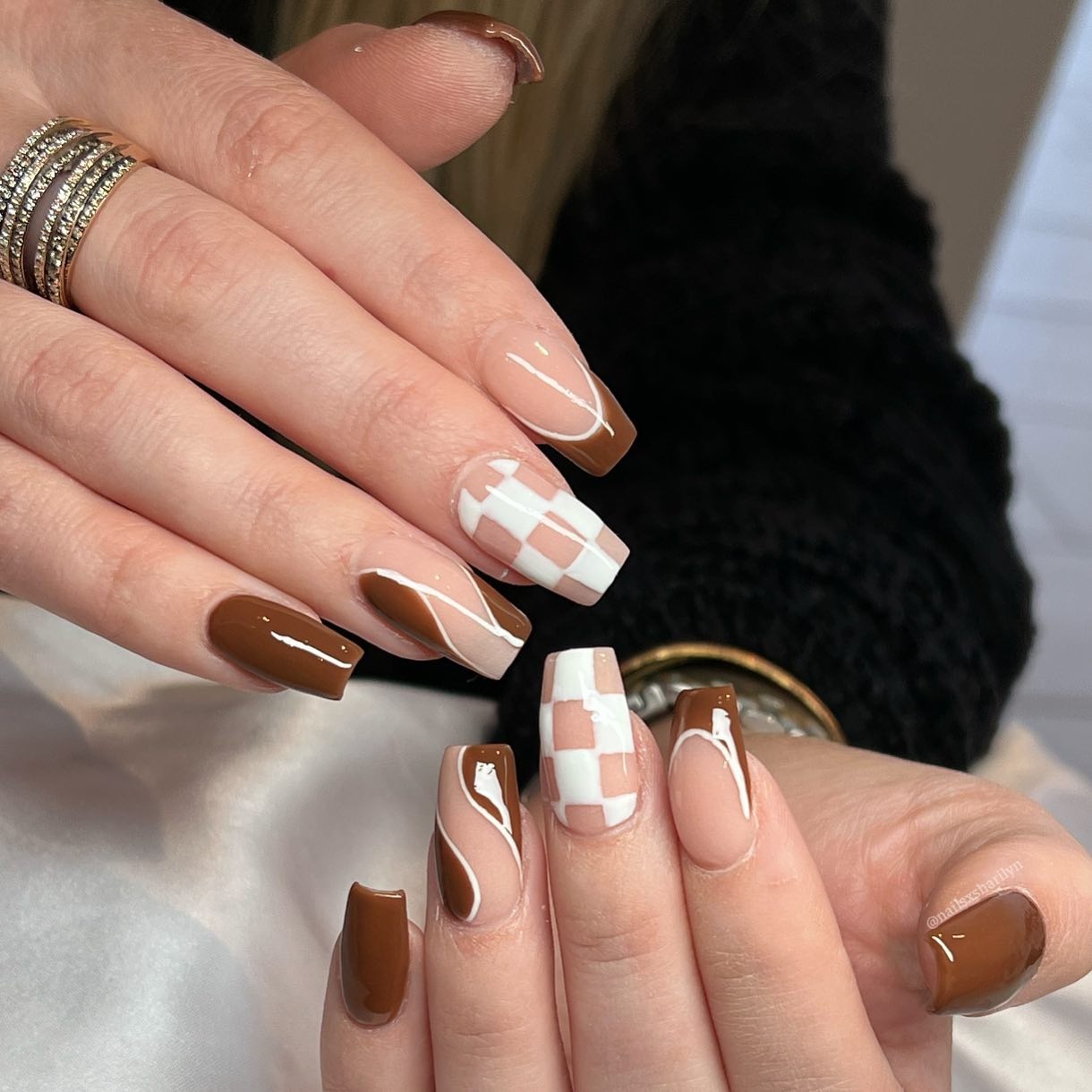 8. Cocoa Swirl & Gingham Accent Nails - brown and white nail ideas