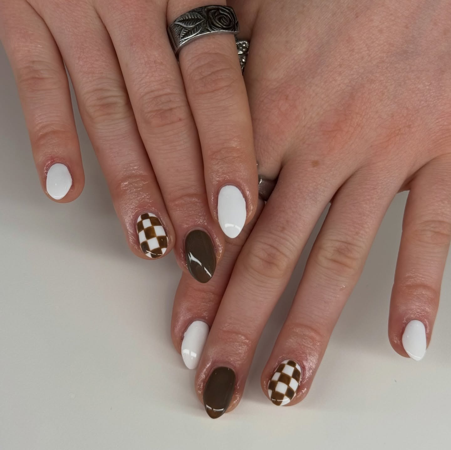 13. Mocha & White Checker Accent - brown and white nail ideas