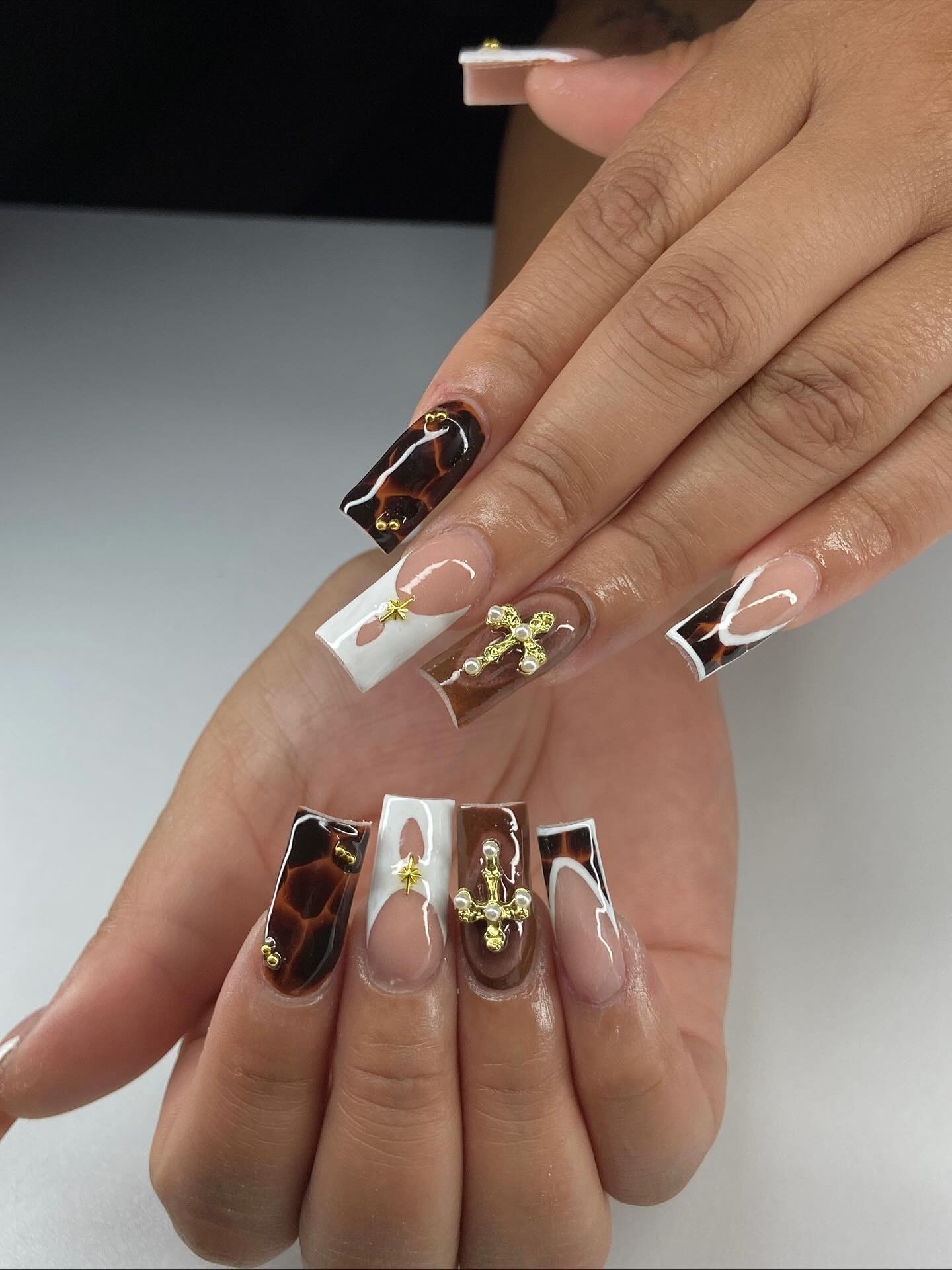 17. Tortoiseshell Luxe with Gold Accents - brown and white nail ideas
