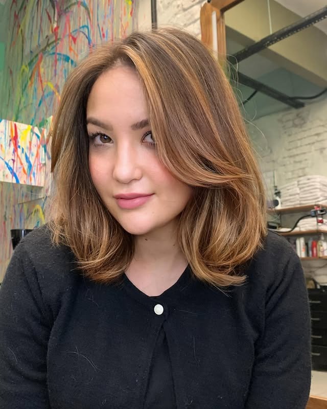 13. Caramel Ribbon Layered Bob - Medium Bob Haircuts