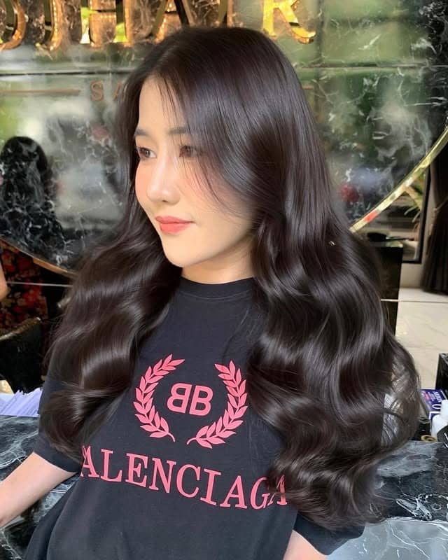 7. Classic Hollywood Waves in Rich Black - Long Wave Hairstyles