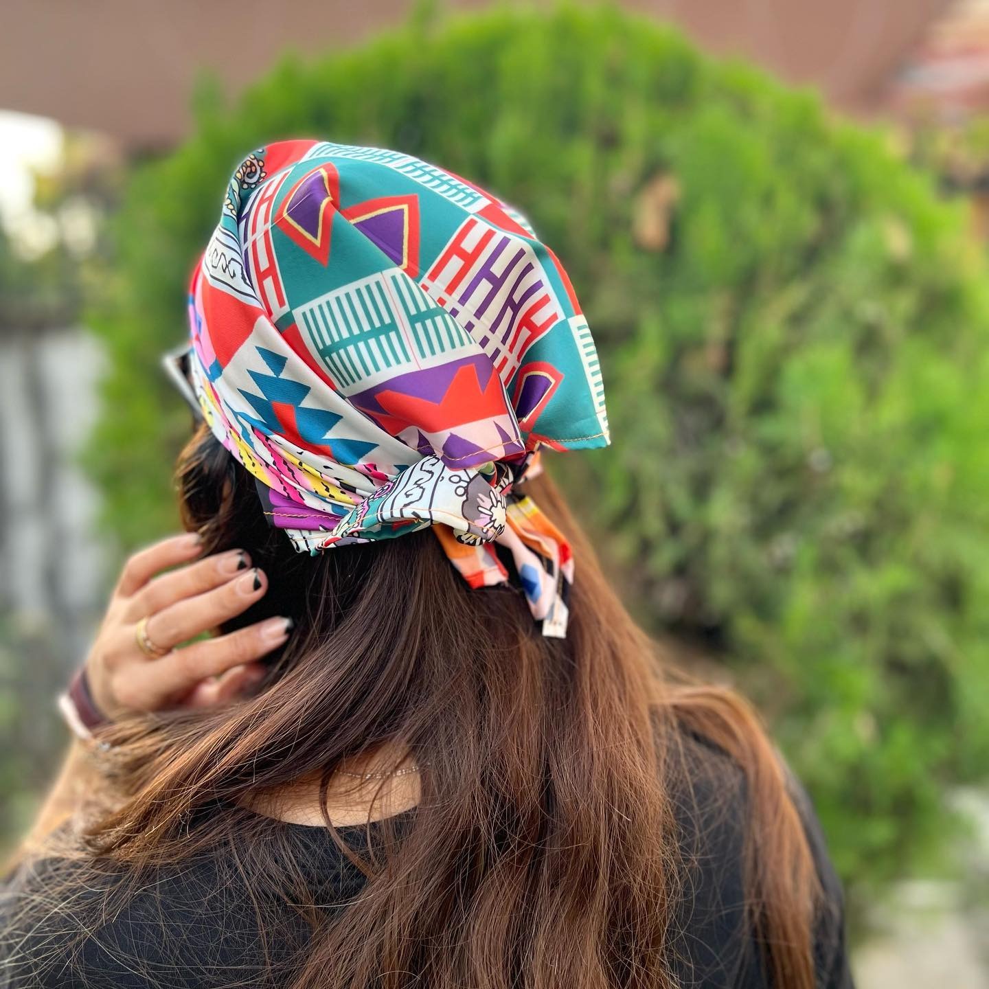 20. Honey Brown Loose Waves with Neutral Floral Bandana - Bandana Hairstyles