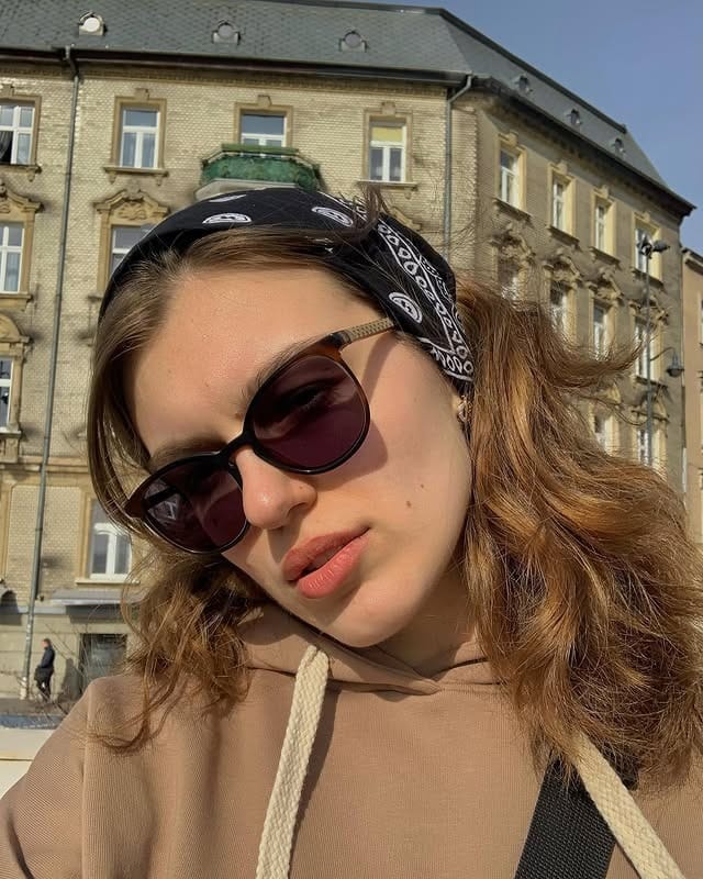 22. Golden Brown Textured Bob with Black Bandana Headband - Bandana Hairstyles