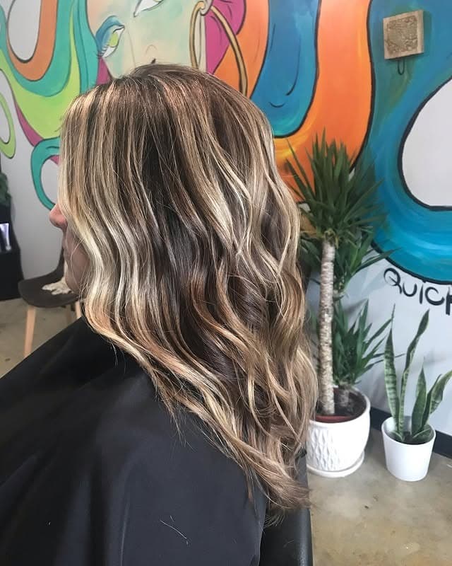 14. Dimensional 90s Balayage Waves in Beige Blonde - 90S Hairstyles