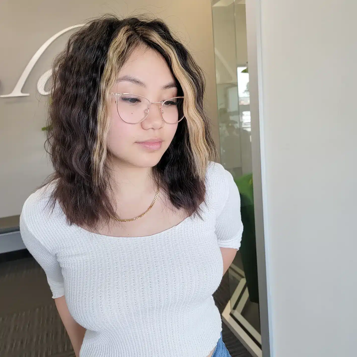 15. Chunky 90s Money Piece on Textured Brunette Bob - 90S Hairstyles