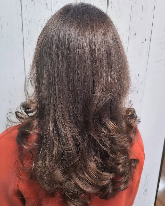 19. Bouncy 90s Blowout in Chocolate Brown - 90S Hairstyles