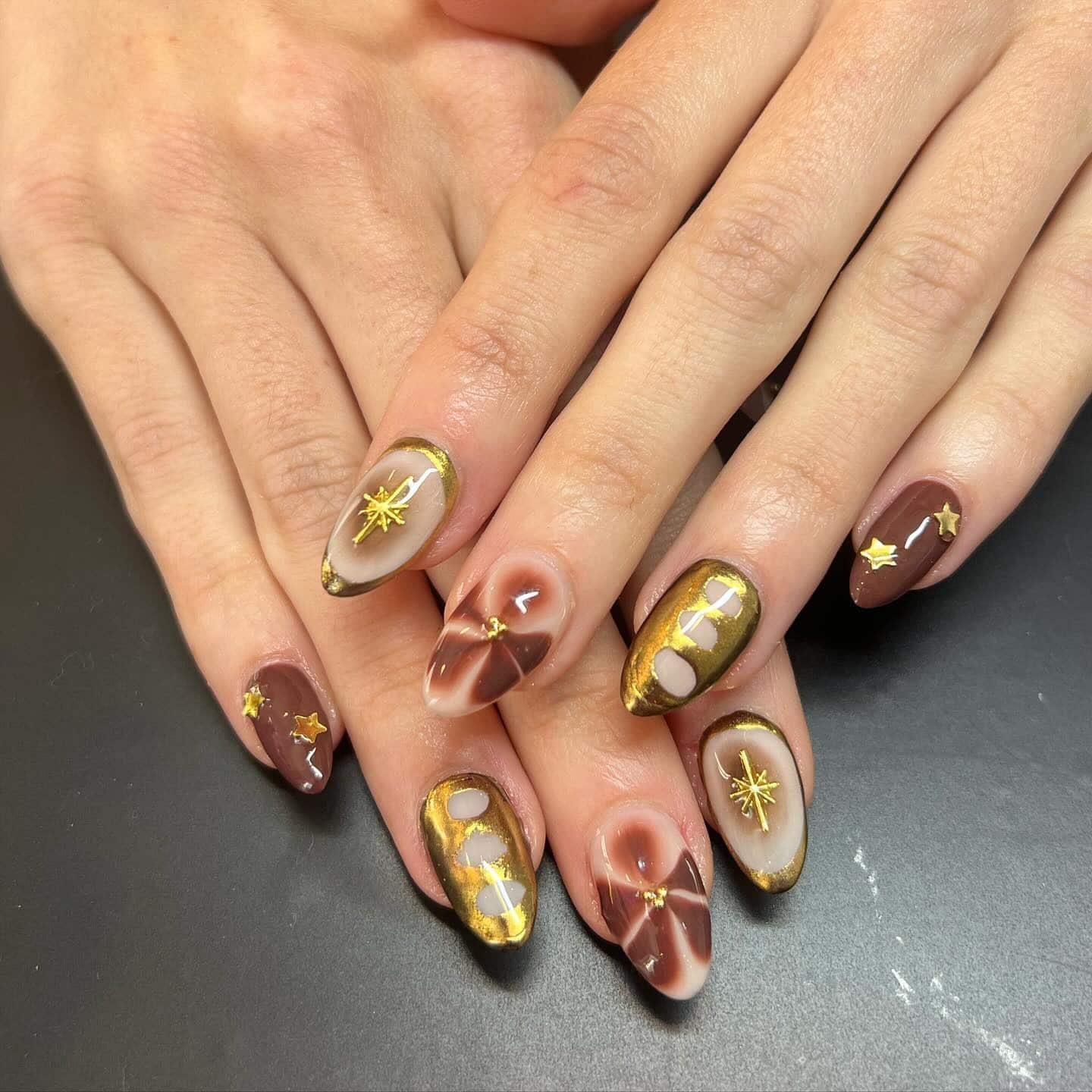 6. Gold Chrome and Cocoa Swirl Almond Nails - gold and brown nail ideas