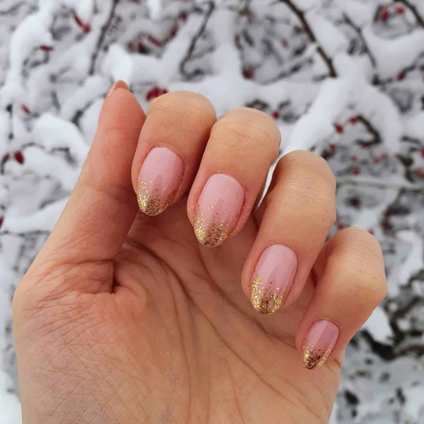 11. Soft Strawberry Blonde Waves with Gold Dust Ombre Nails - gold glitter nail ideas