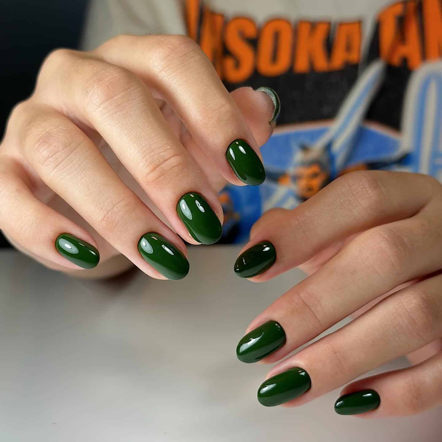 11. Glossy Hunter Green Short Oval Nails - hunter green nail ideas