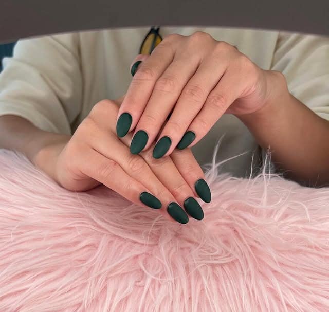 18. Matte Hunter Green Almond Nails - hunter green nail ideas