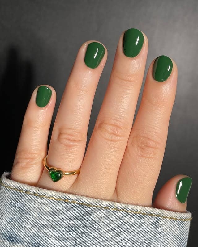 19. Classic Hunter Green Short Square Nails - hunter green nail ideas