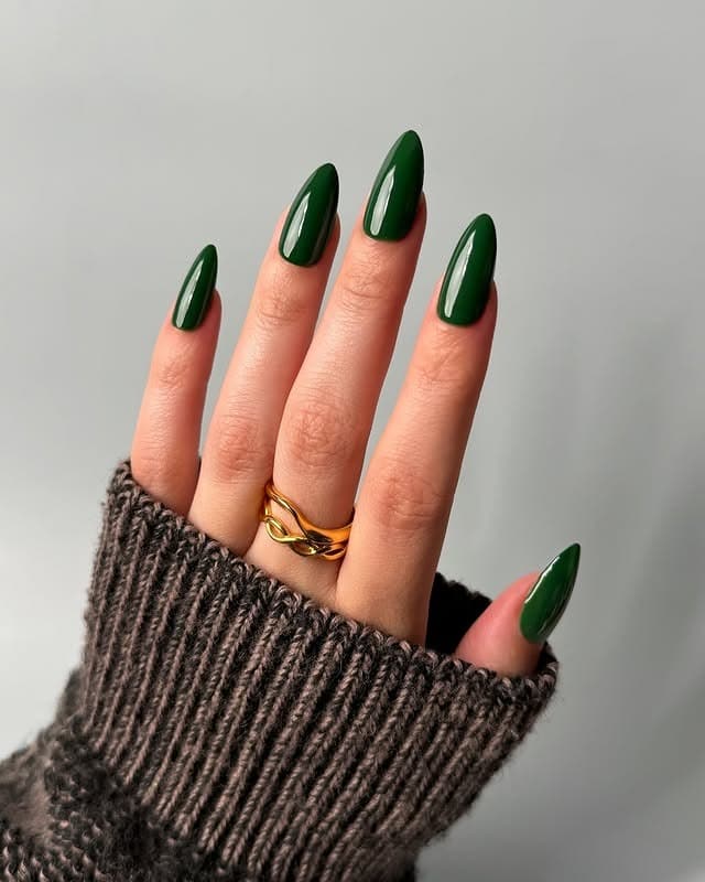 21. Glossy Hunter Green Almond Nails - hunter green nail ideas