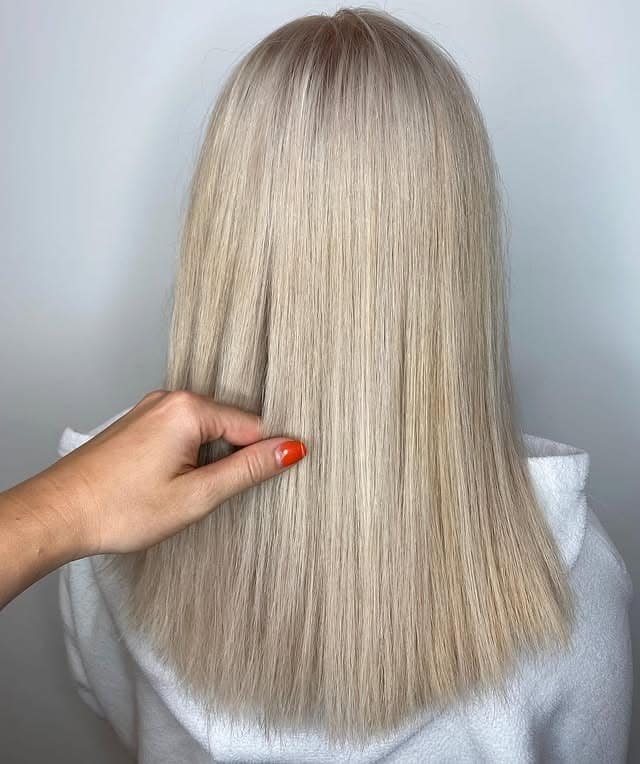 20. Creamy Vanilla Blonde Sleek Cut - Light Hair Color