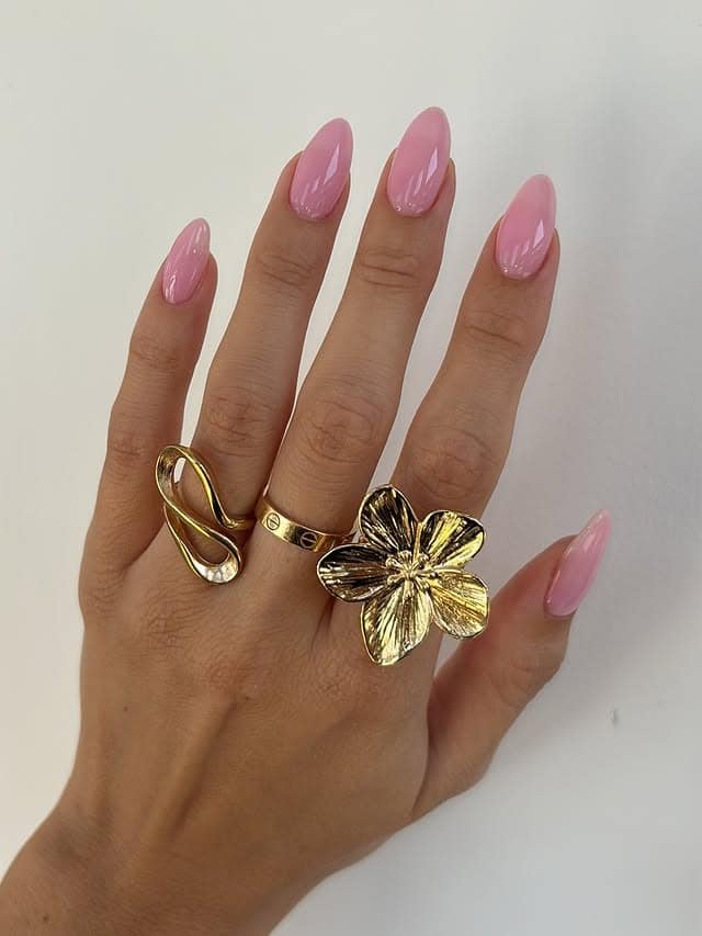 21. Glossy Baby Pink Oval Nails - summer oval nail ideas