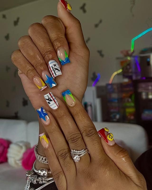 20. Graphic Classroom Art Nails in Blue, Green, and Red with Abstract Lines - teacher nail ideas