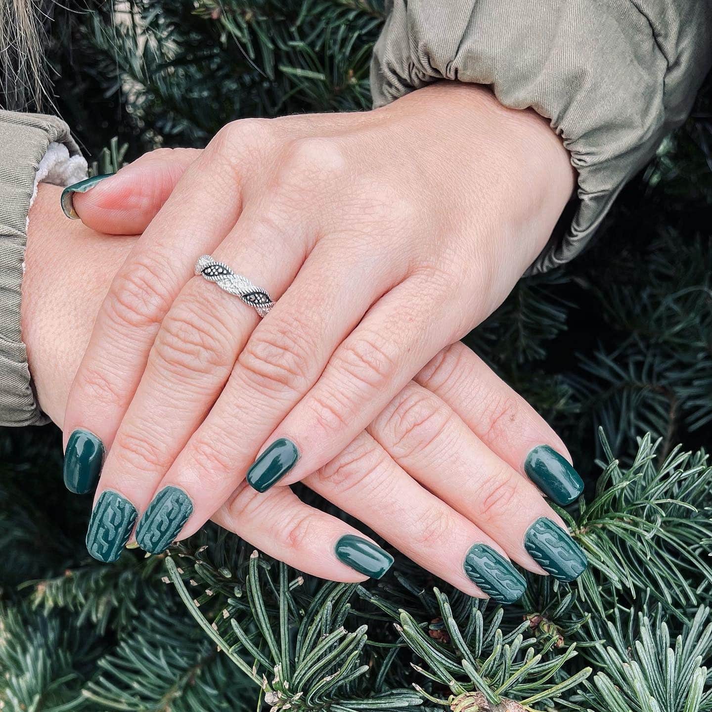 2. Glossy Evergreen Cable Knit Nails - green christmas nail ideas