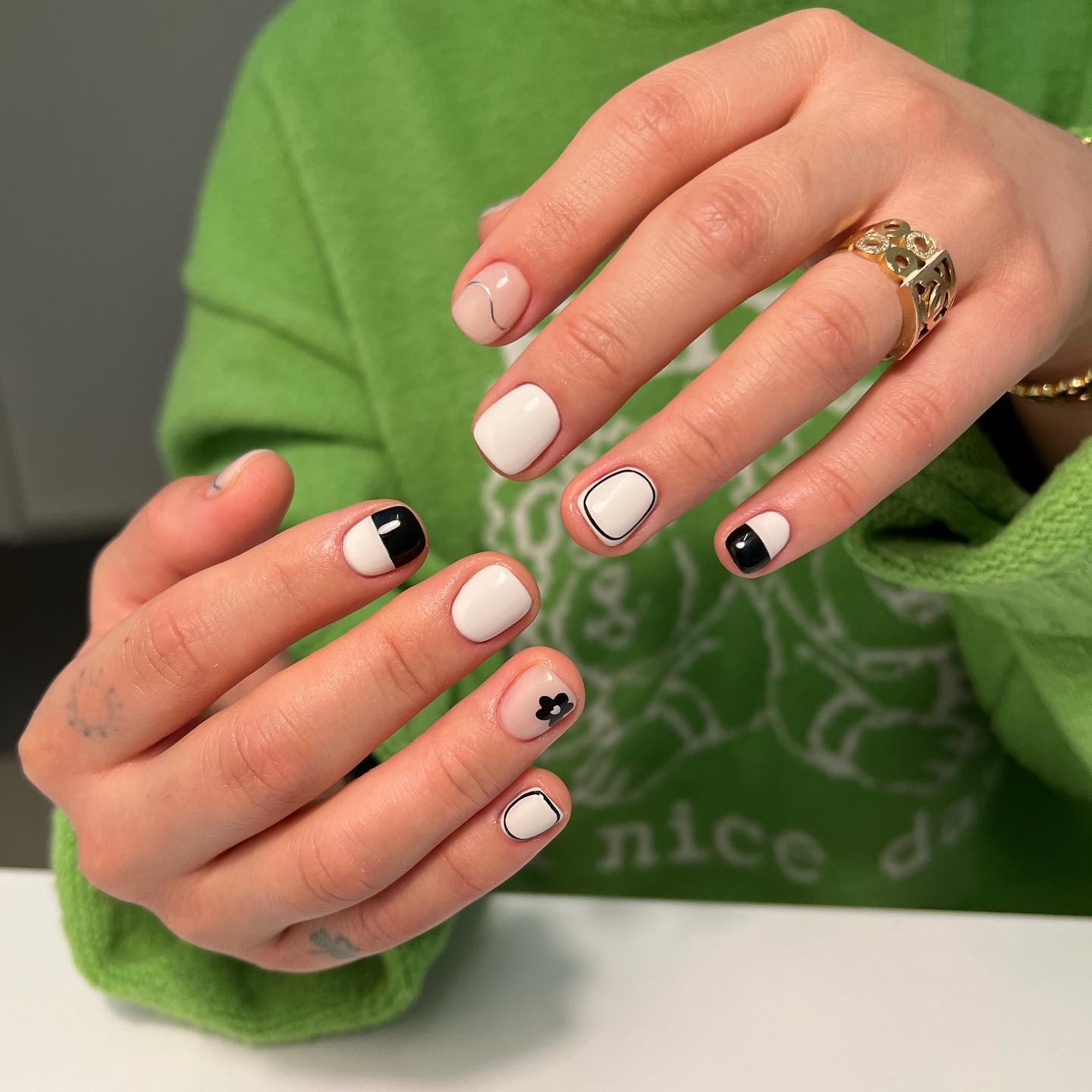 8. Monochrome Graphic Accent Nails - easy nail ideas