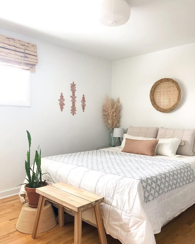 3. Minimal Cream and Natural Texture Bedroom - tiny bedroom ideas