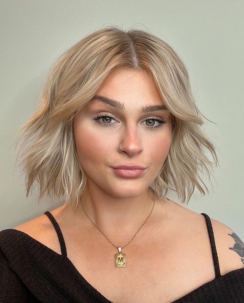 18. Short Razor Bob with Neutral Blonde Blend - Razor Cut Hairstyles