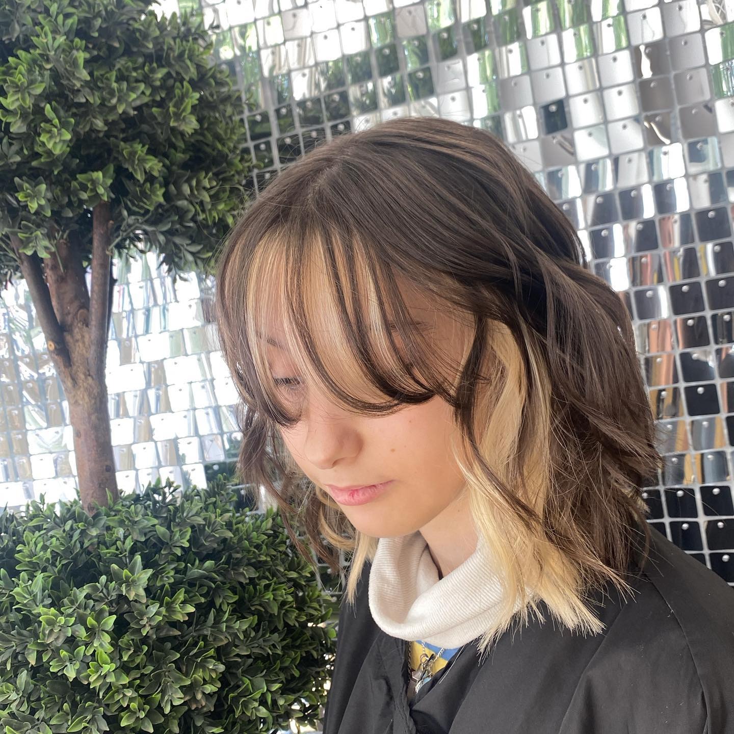 19. Soft Shoulder-Length Cut with Face-Framing Fringe in Two-Tone Brunette and Blonde - Messy Fringe Haircut For Women