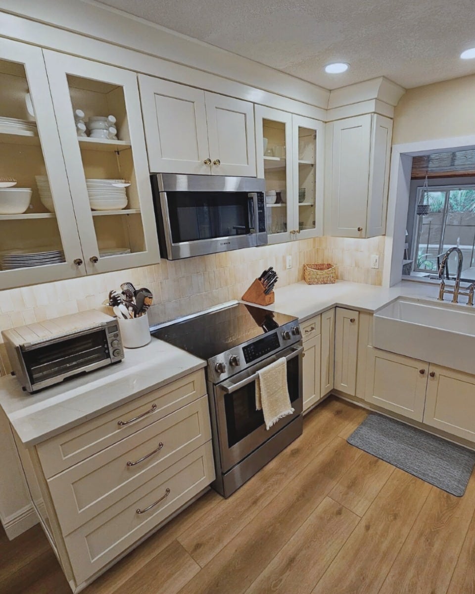 1. Cream Shaker Corner Kitchen With Glass Display Cabinets - corner kitchen ideas