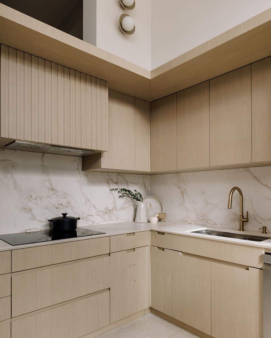 21. Light Oak Corner Kitchen With Marble Backsplash - corner kitchen ideas