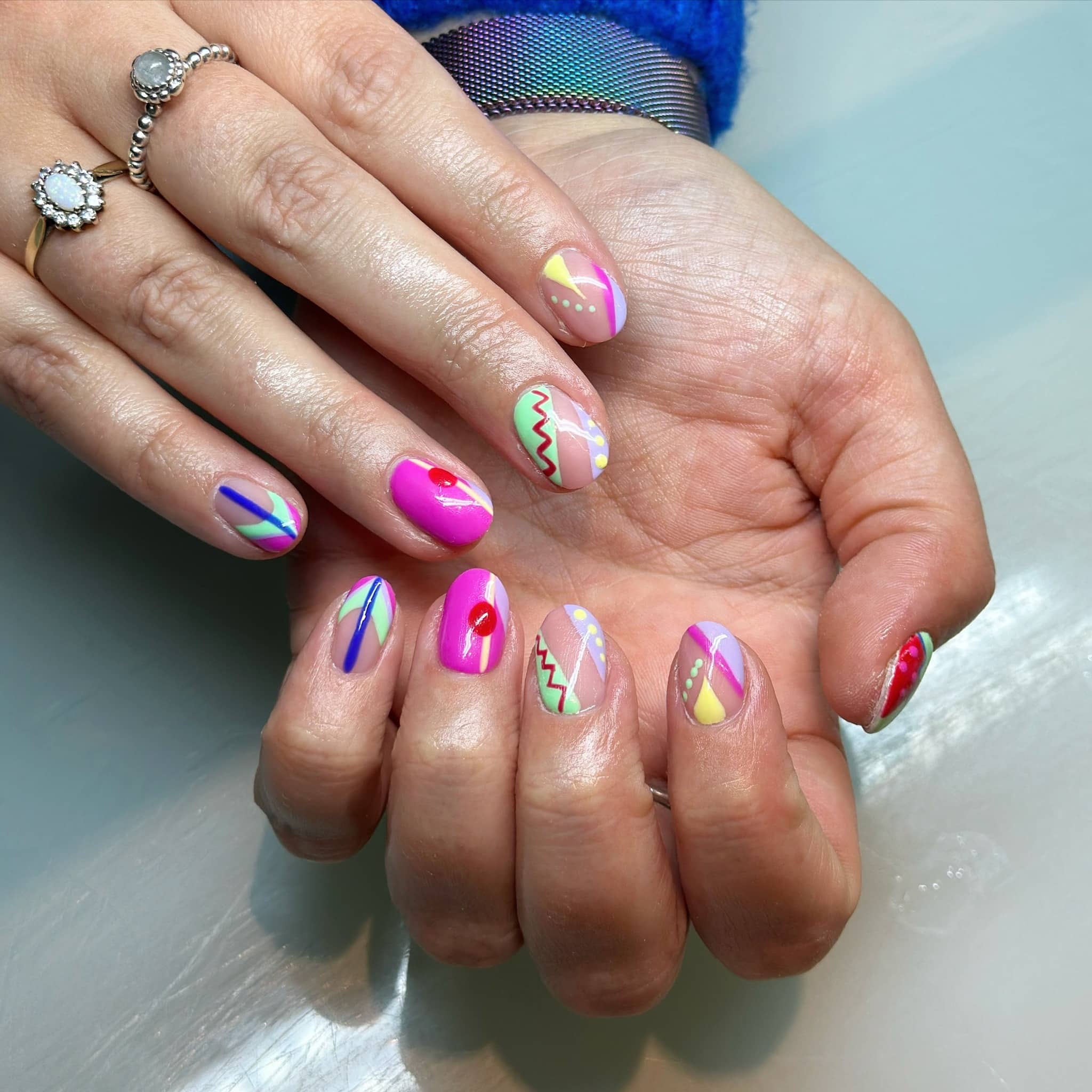 11. Abstract Neon Zig Zag Short Nails - zig zag nail ideas
