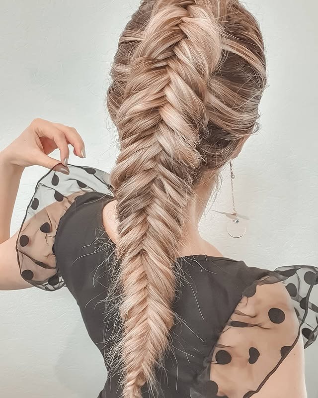 20. Champagne Blonde Voluminous Fishtail Braid - Fishtail Braid Hairstyles
