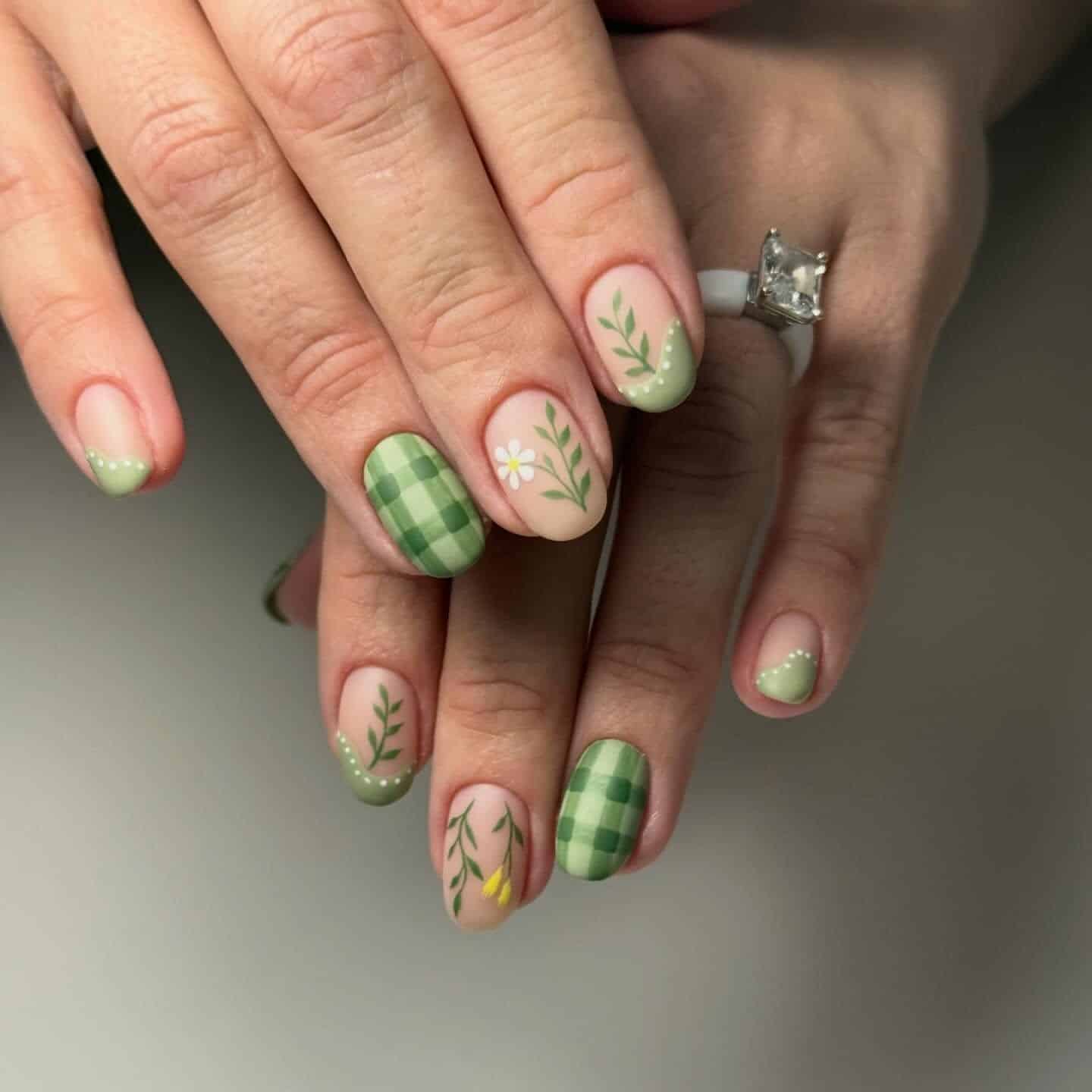 15. Green Gingham and Daisy Short Nails - green nail ideas
