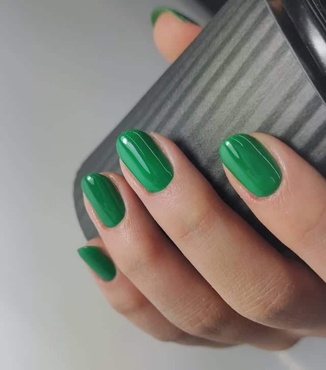 20. Classic Glossy Green Short Nails - green nail ideas