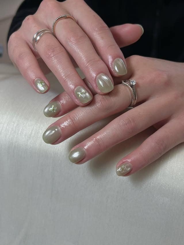 21. Sage Green Pearl Chrome Nails - green nail ideas