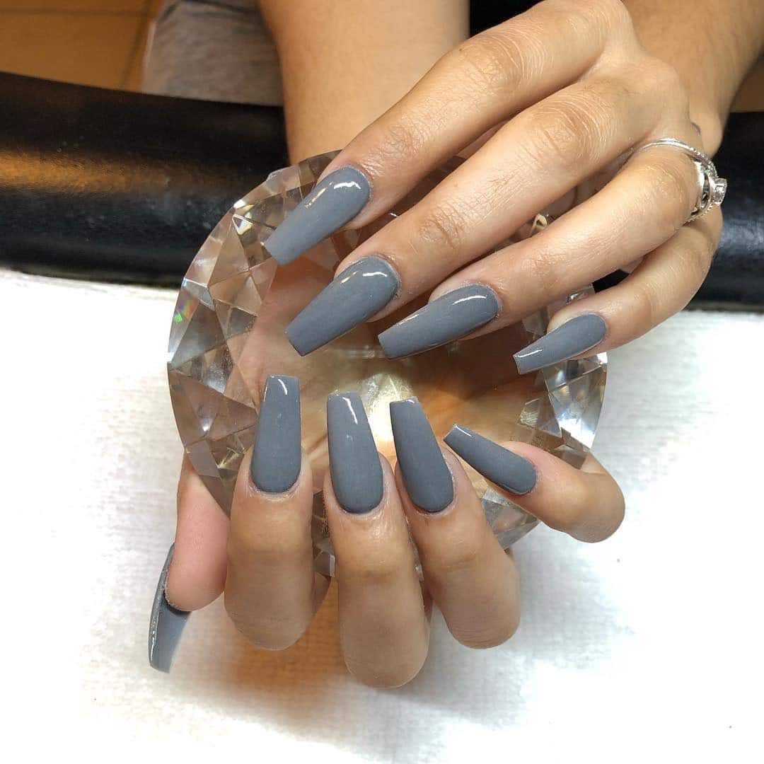 12. Glossy Smoky Grey Coffin Nails - grey coffin nail ideas