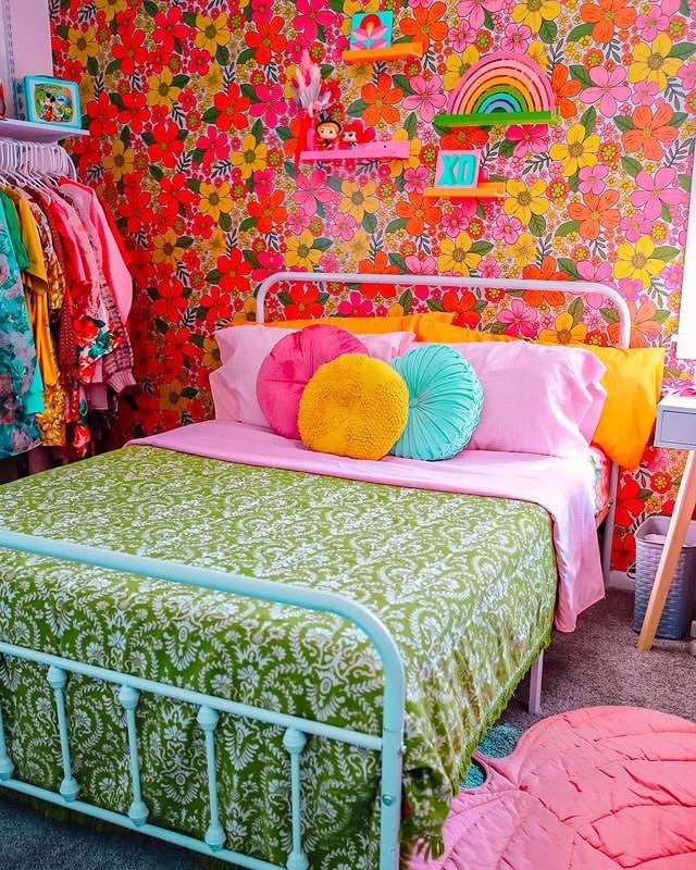 3. Bold Floral Retro Bedroom Decor - retro bedroom ideas