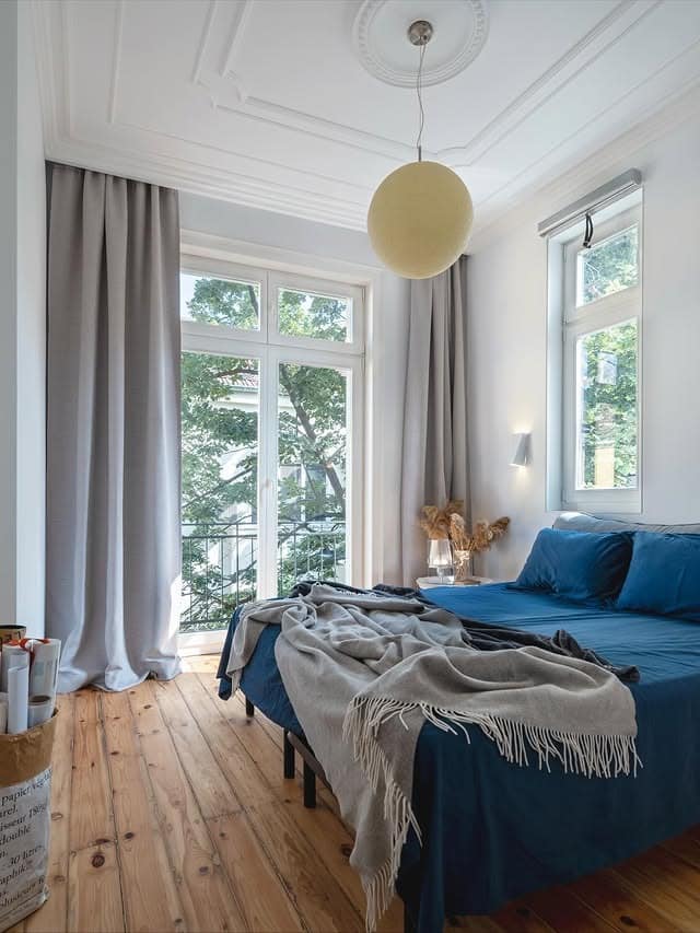 5. Minimal Vintage Bedroom with Blue Linen Bedding - vintage bedroom ideas