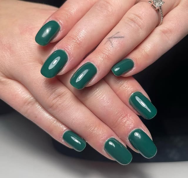 20. Emerald Green Gloss Nails - solid nail color ideas 