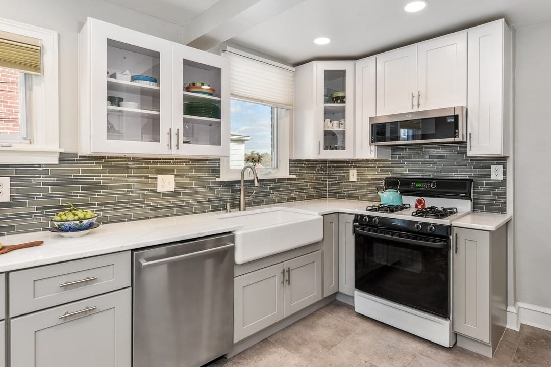 14. White And Gray Kitchen With Glass Tile Backsplash - white kitchen ideas