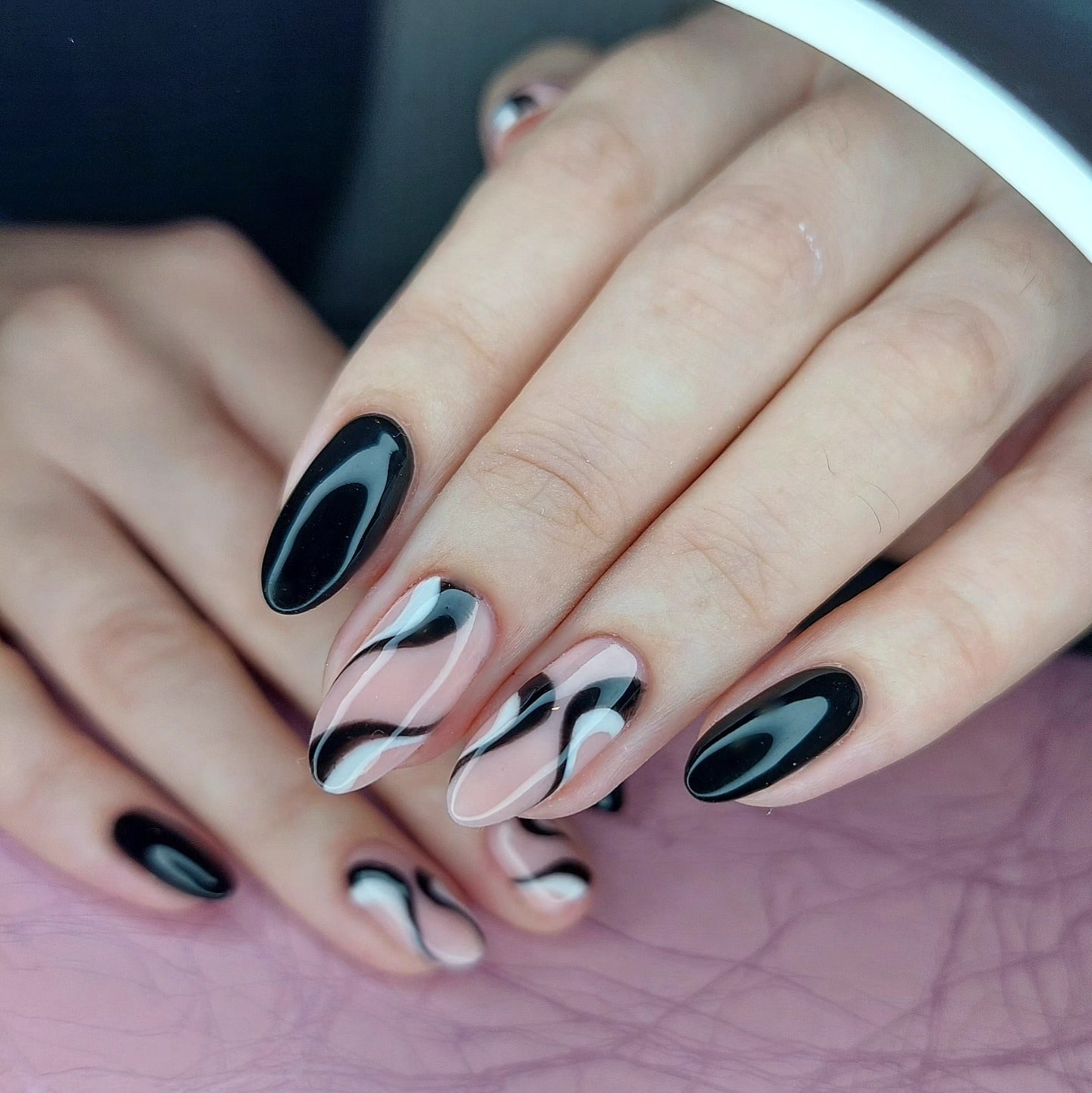 14. Black and White Swirl Accent Nails - black and white nail ideas