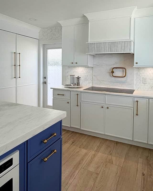 15. White and Blue Kitchen With Gold Hardware - white and gold kitchen ideas