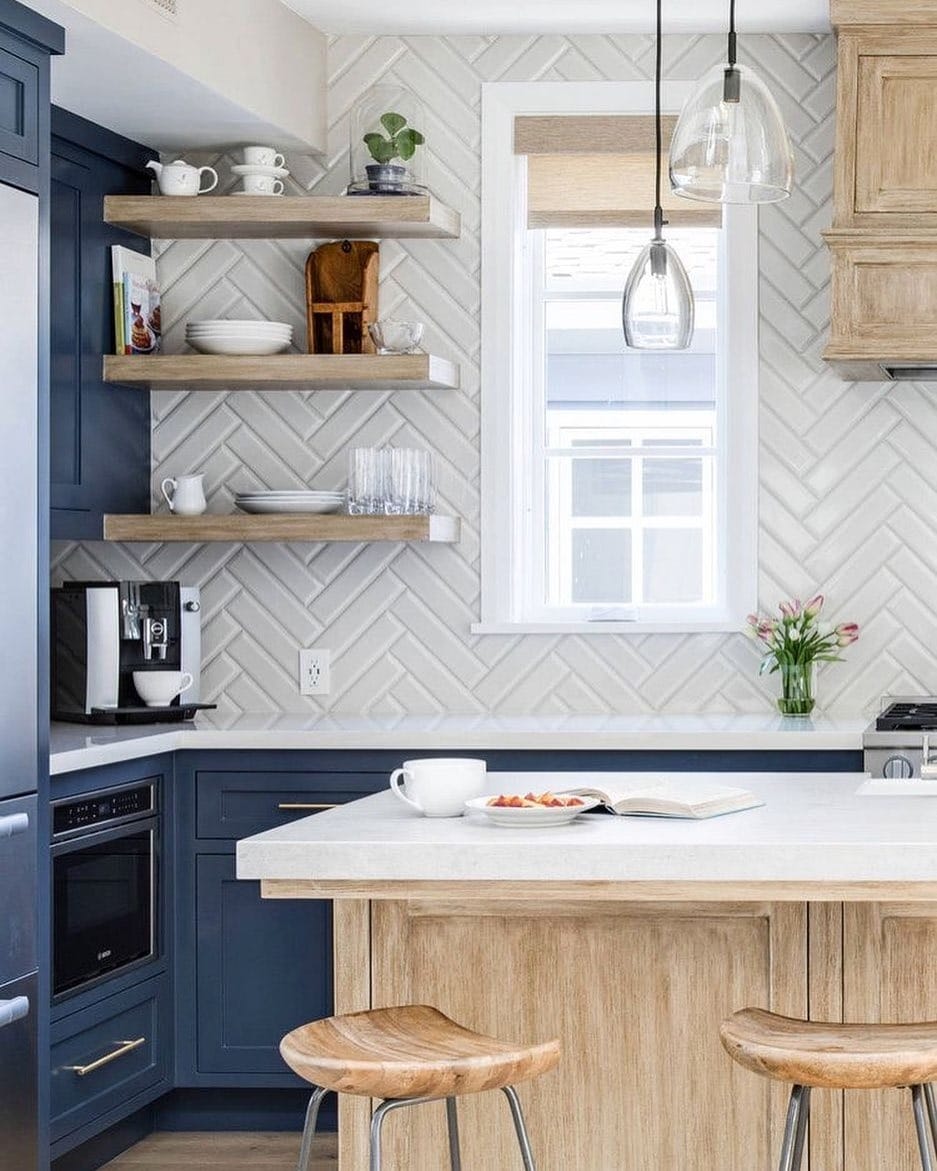 4. Navy Blue Kitchen With Natural Wood Elements - navy blue kitchen ideas