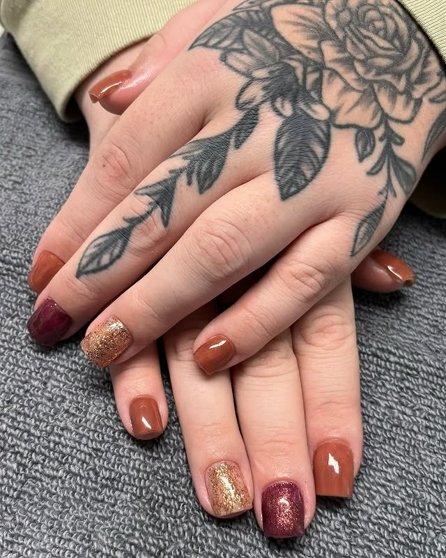 12. Cinnamon and Burgundy Glitter Short Nails - short thanksgiving nail ideas