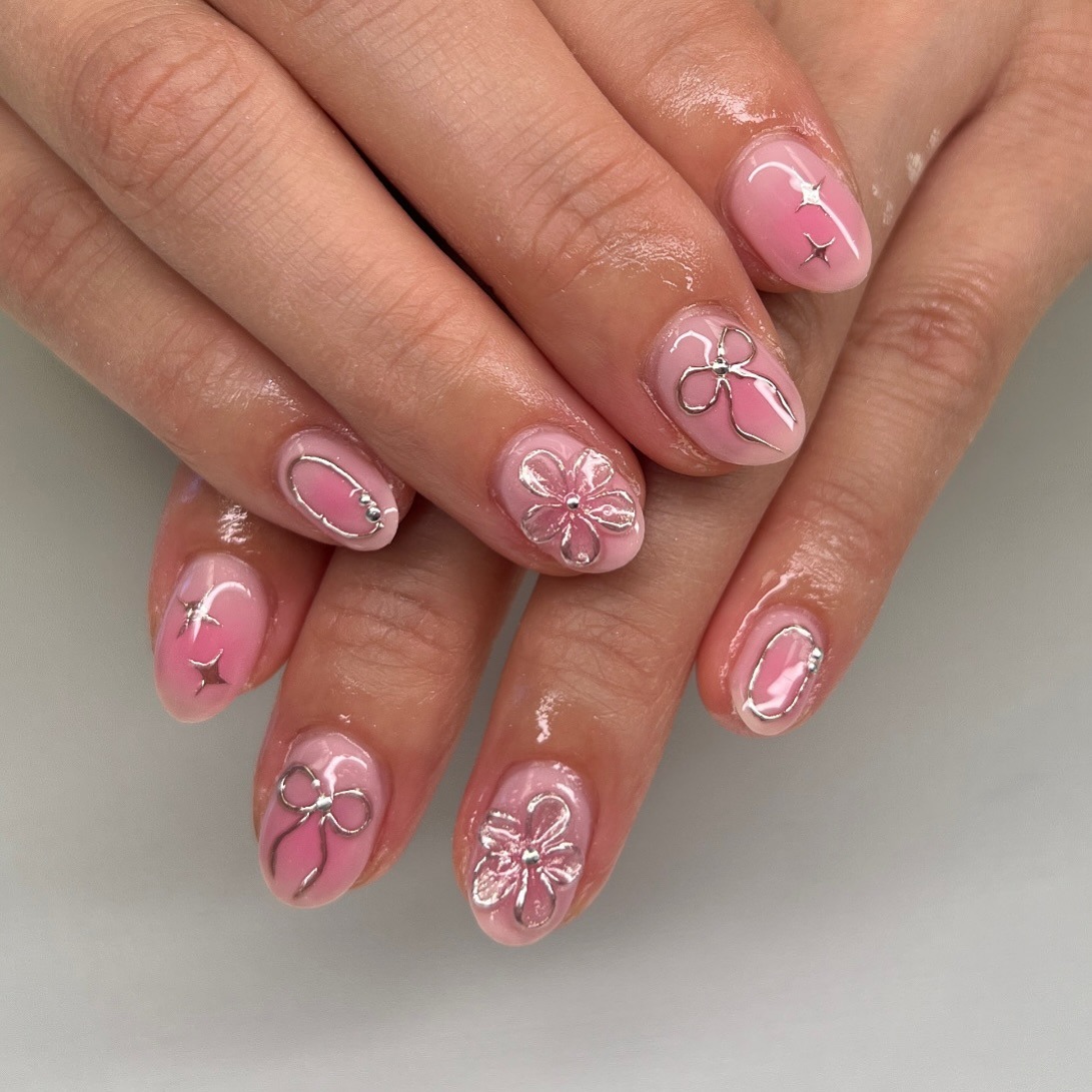 19. Chrome Outline Pink Flower Nails - cute nail ideas for short nails