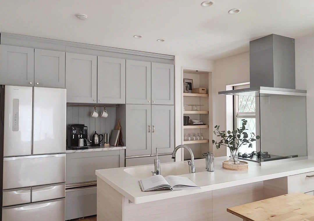 7. Contemporary Gray Kitchen with Minimalist Styling - gray kitchen ideas