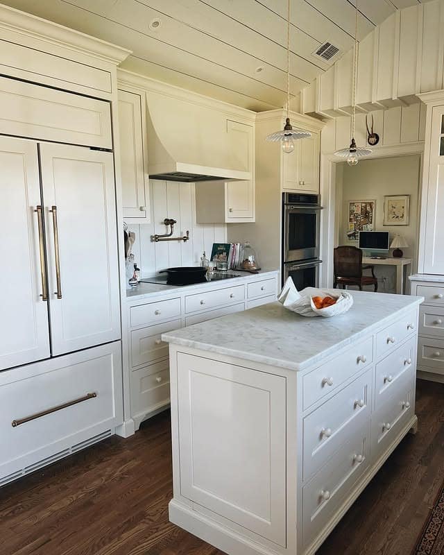 13. Elegant White Cottage Kitchen with Marble Island - cottage kitchen ideas