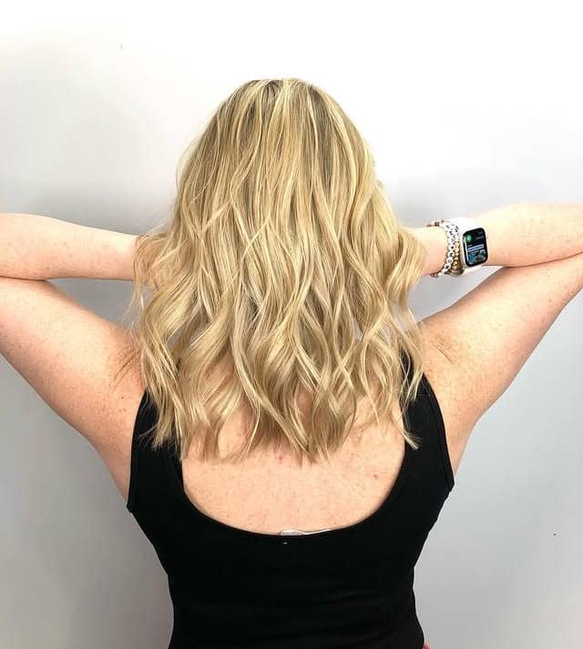 4. Shoulder-Length Champagne Blonde Waves - Champagne Blonde Hair Color