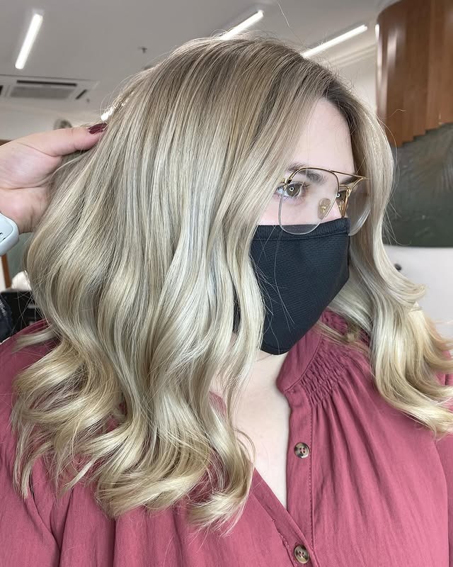 17. Champagne Blonde Mid-Length Waves - Champagne Blonde Hair Color